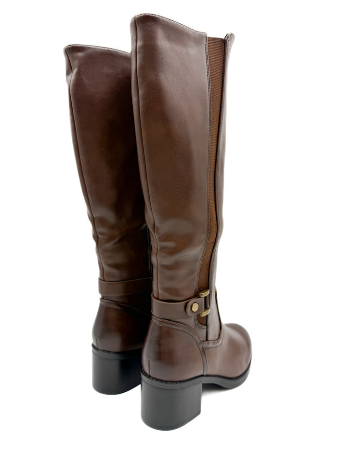 Bota alta marrón con tacón grueso y detalles metálicos