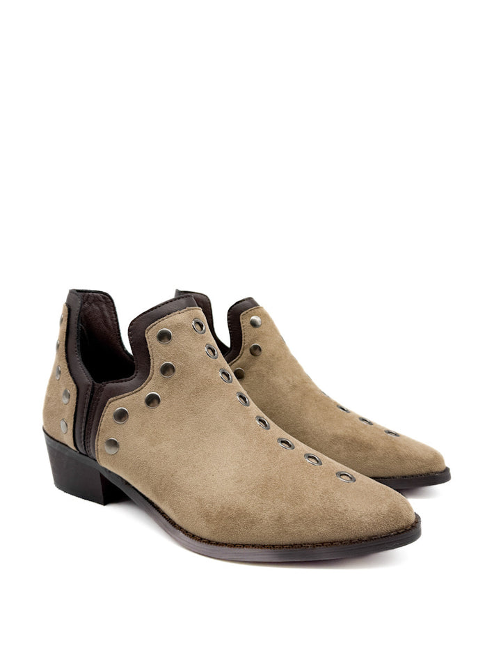Botines cowboy con tachuelas y cremallera lateral.
