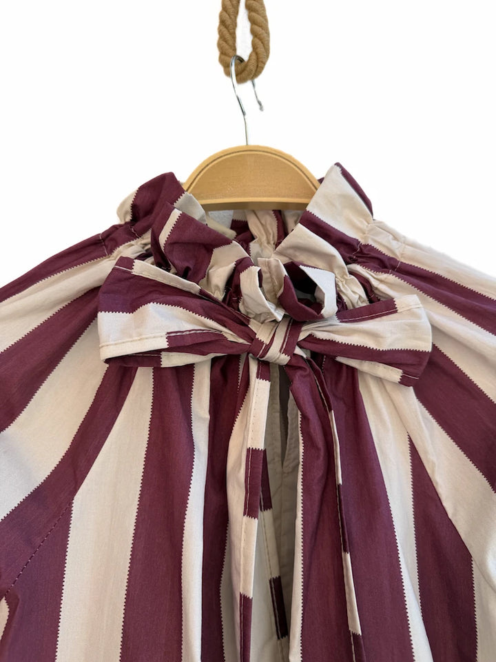 Blusa elegante de rayas verticales con lazo al cuello y manga larga