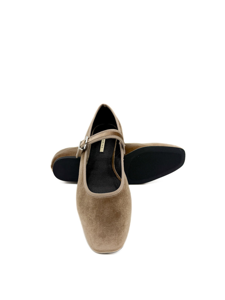 Elegantes Merceditas de Terciopelo  con Hebilla Corina M5630