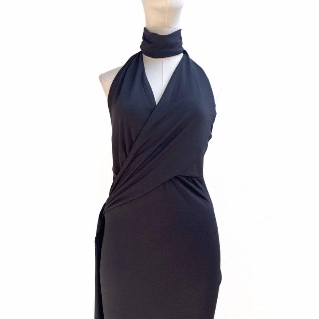 Vestido Largo de Gala con Cuello Halter y Drapeado Frontal