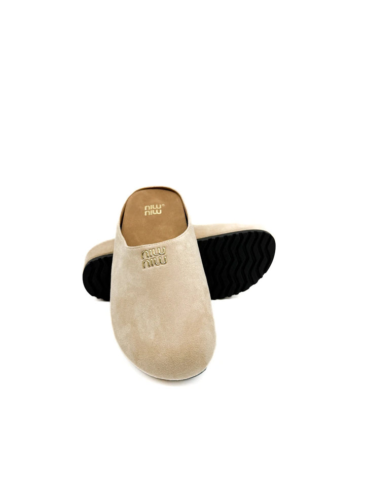 Zuecos Mule de Antelina con Detalle Metálico Dorado y Suela Dentada