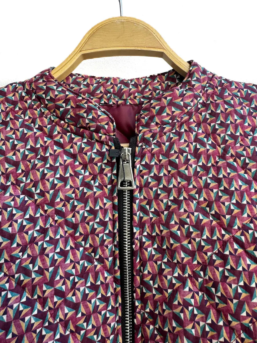 Chaqueta acolchada corta con estampado geométrico