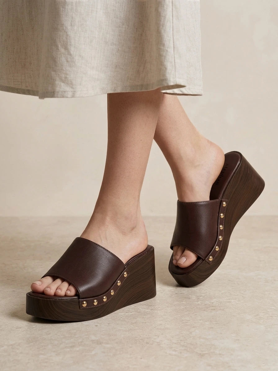 Sandalias de Cuña Tipo Zueco con Plataforma Efecto Madera y Tachuelas