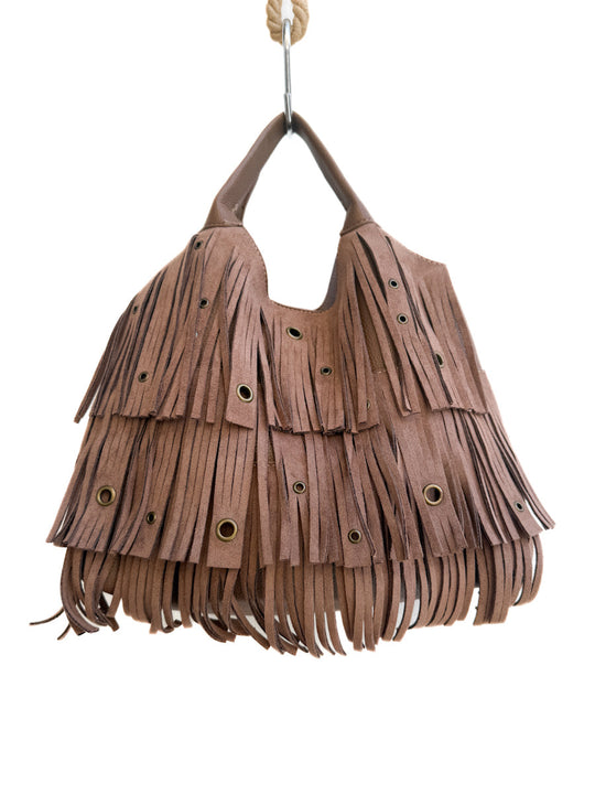 Bolso de hombro bohemio con flecos y detalles dorados kahki