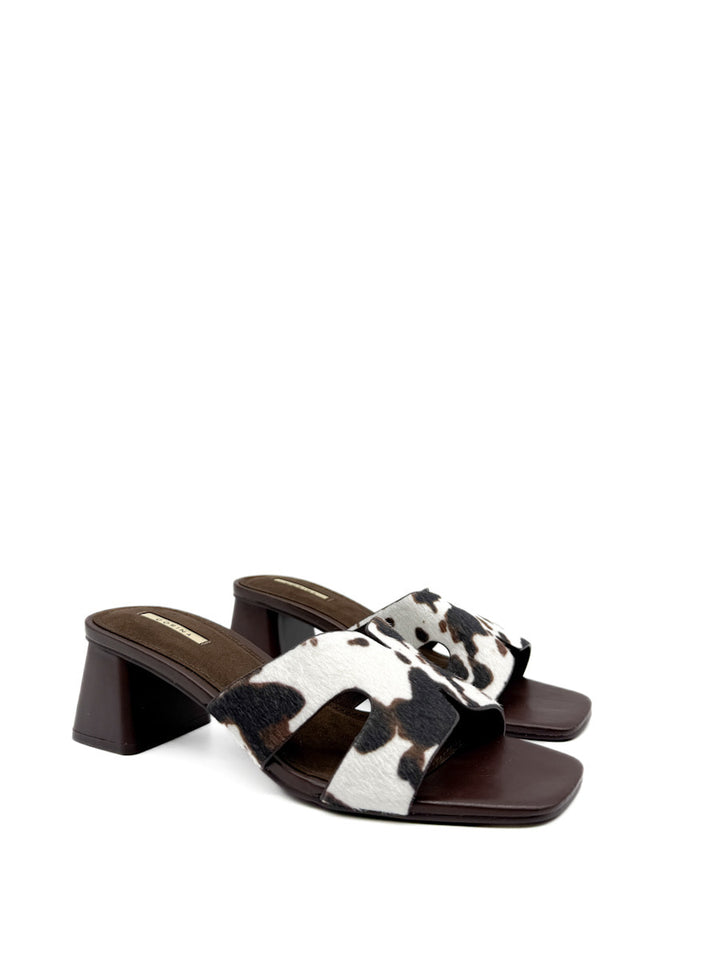 Sandalia de Tacón Medio con Estampado de Piel de Vaca y Diseño en H