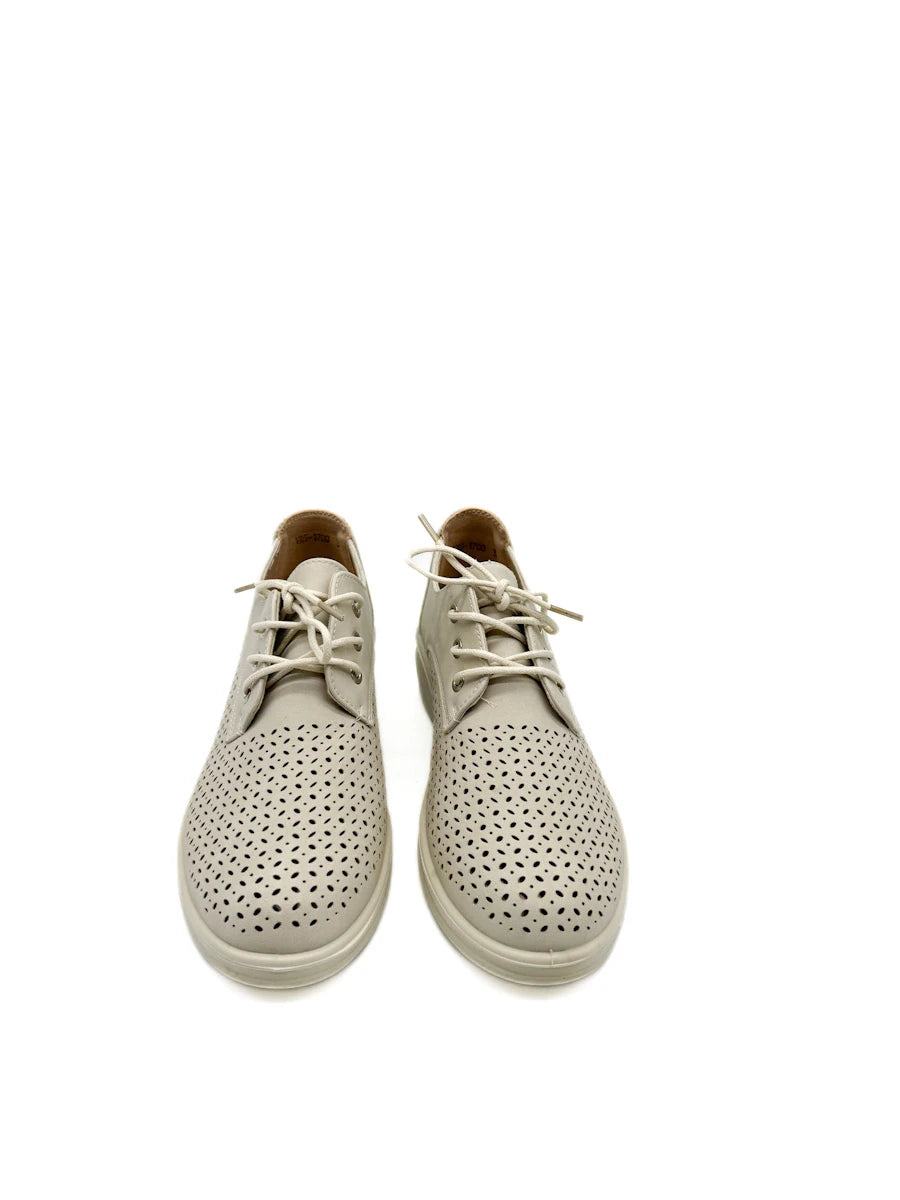 Zapato Oxford Beige con Calados Láser, Cordones y Suela de Cuña Ligera