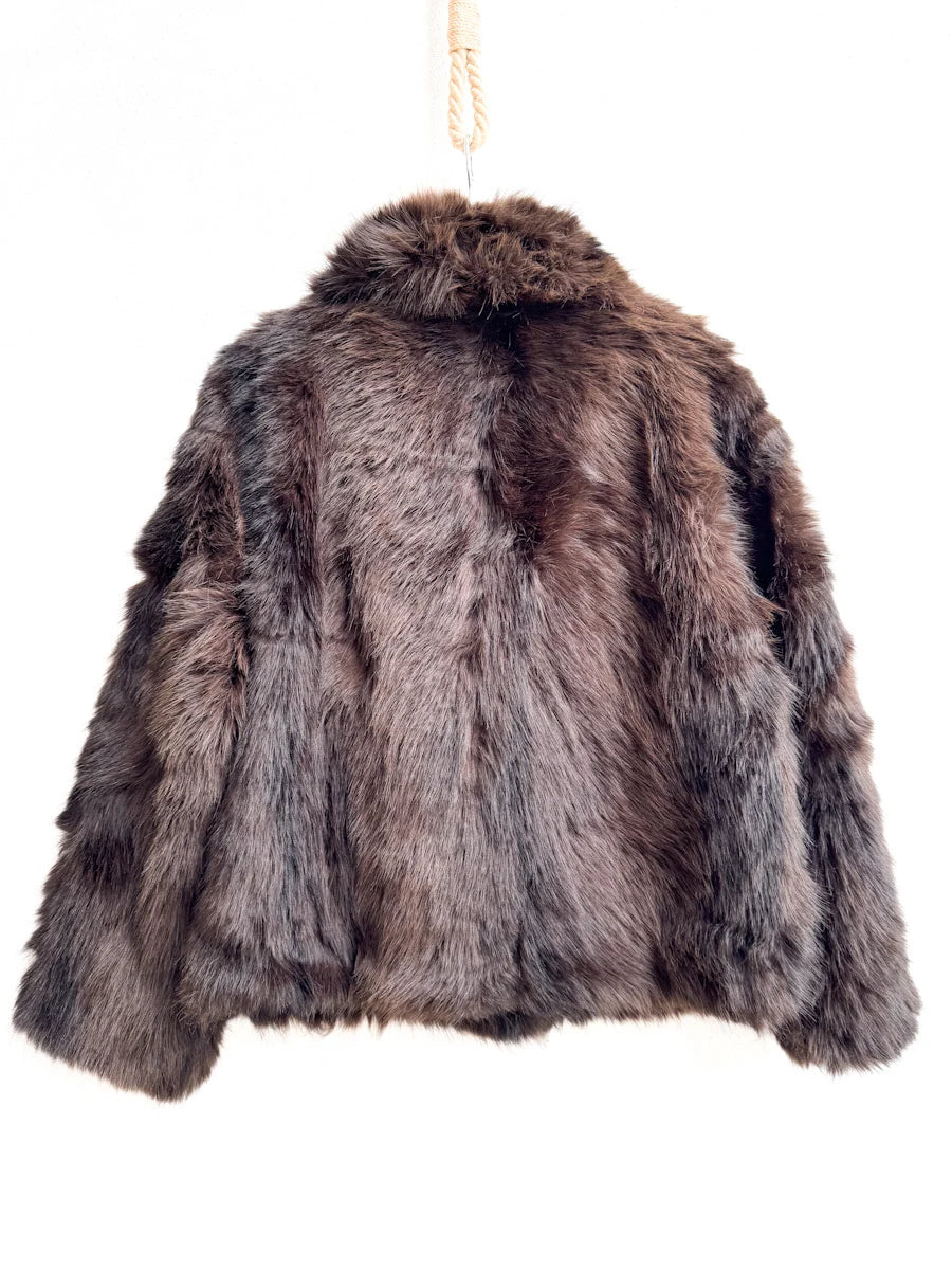 Abrigo corto efecto pelo color marrón