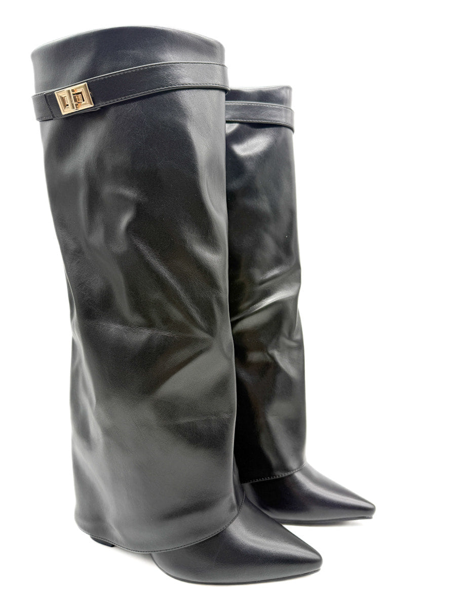 Bota Alta Negra con Tacón Cuadrado y Detalle Metálico Dorado