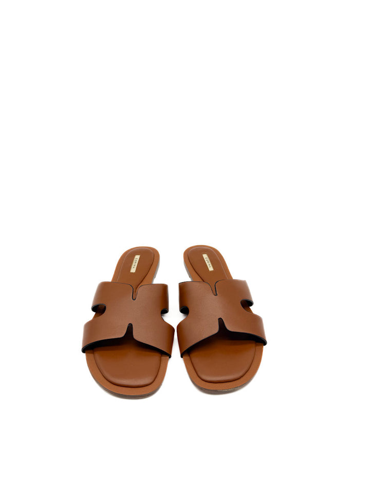 Sandalias Planas con Diseño en "H" – Elegancia y Comodidad