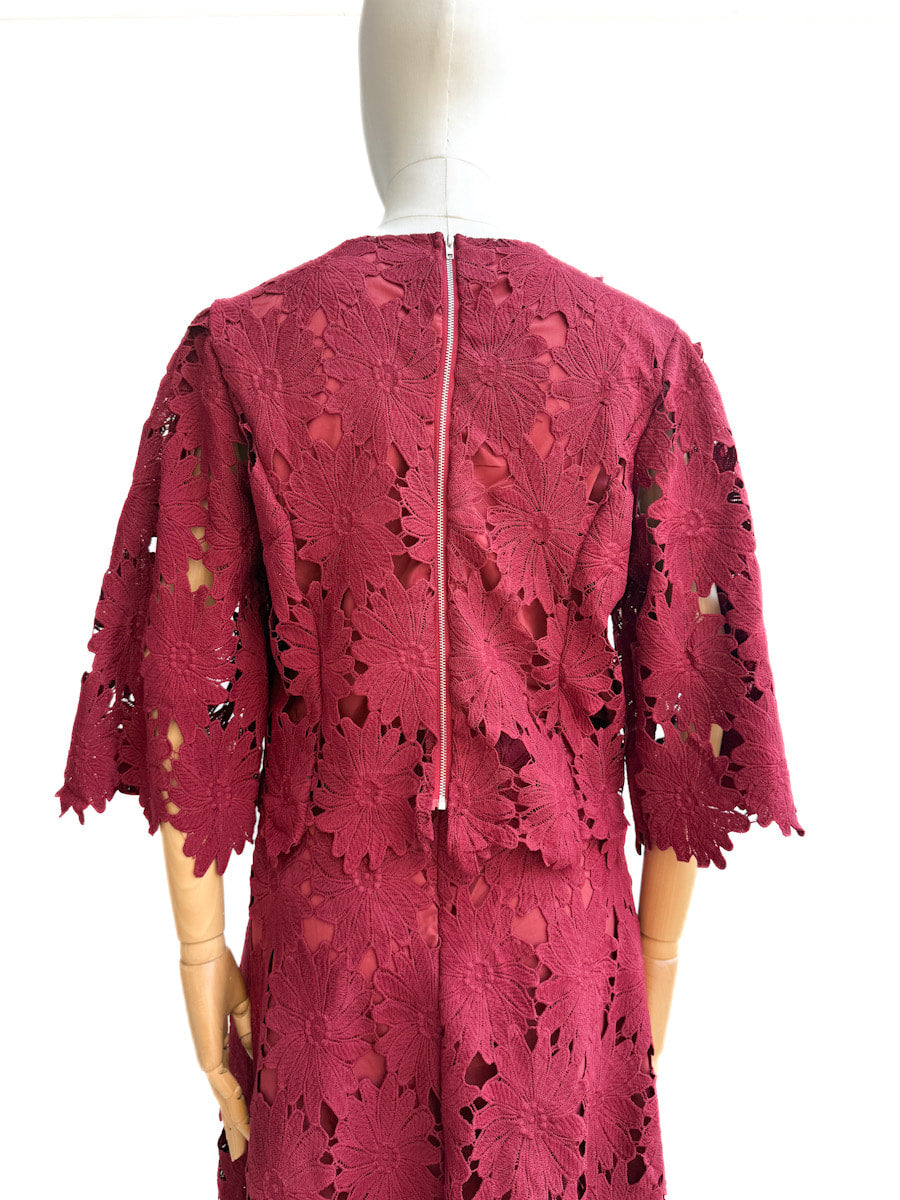 Conjunto calado de dos piezas con diseño floral
