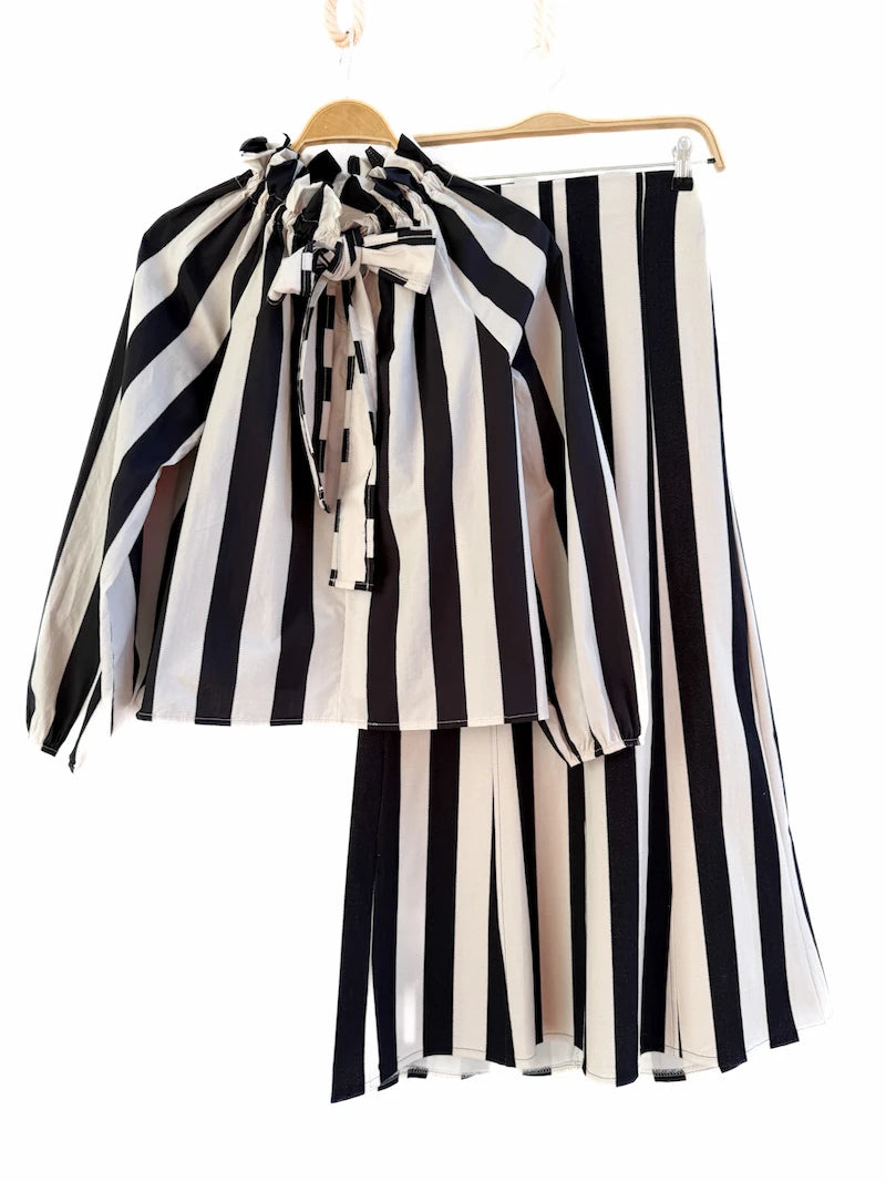 Blusa elegante de rayas verticales con lazo al cuello y manga larga