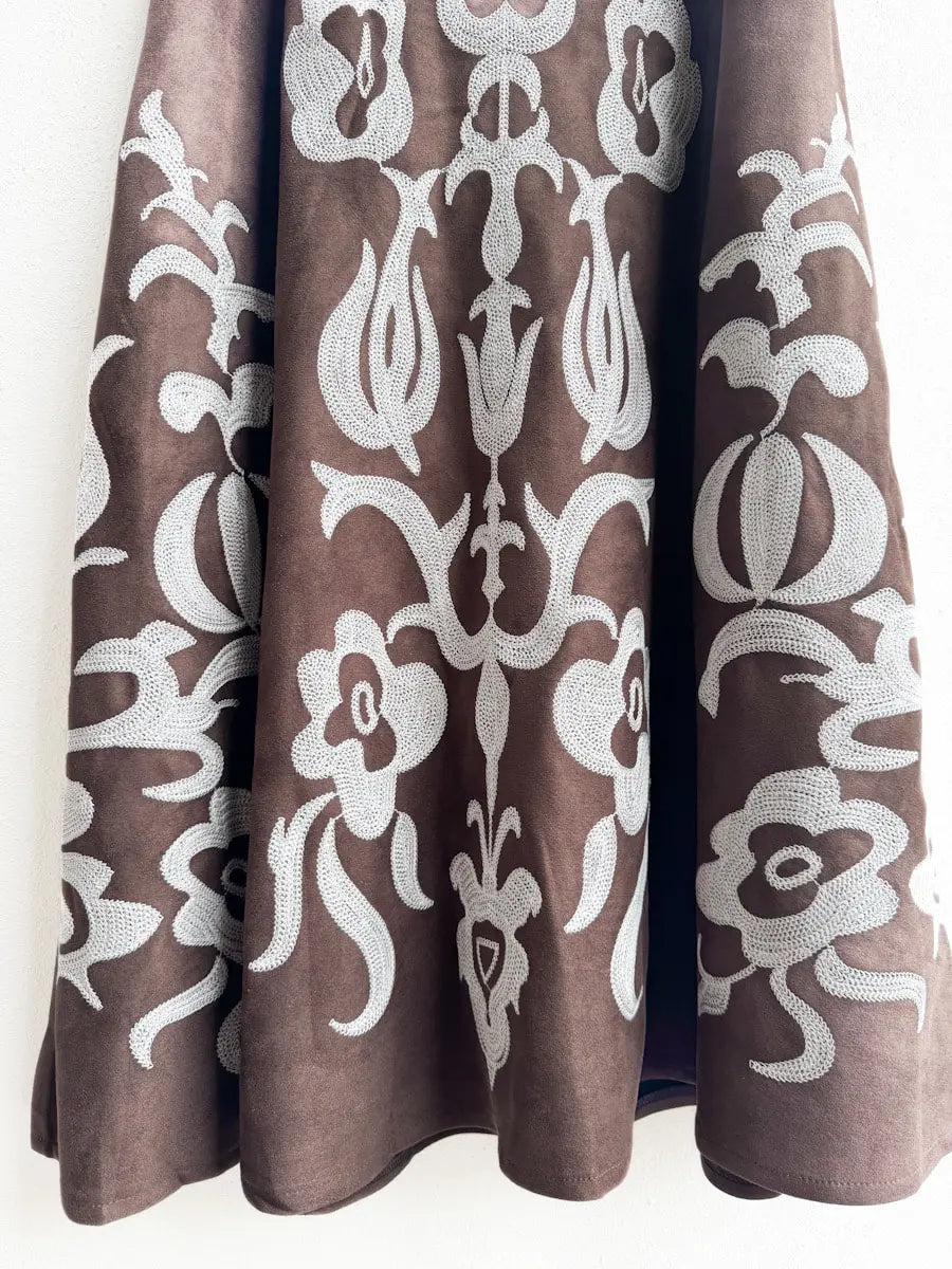 Falda larga con bordado artesanal en tono contrastante