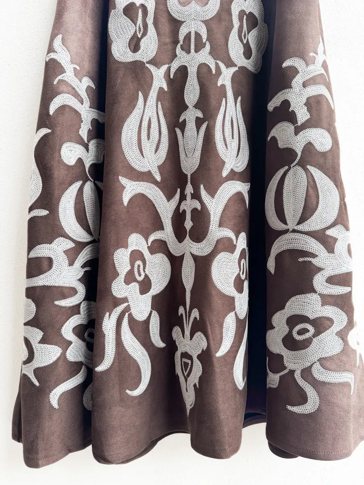 Falda larga con bordado artesanal en tono contrastante