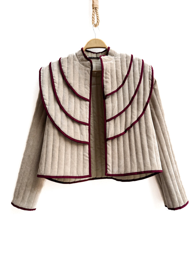 Chaqueta Acolchada con Diseño Escalonado en el Hombro