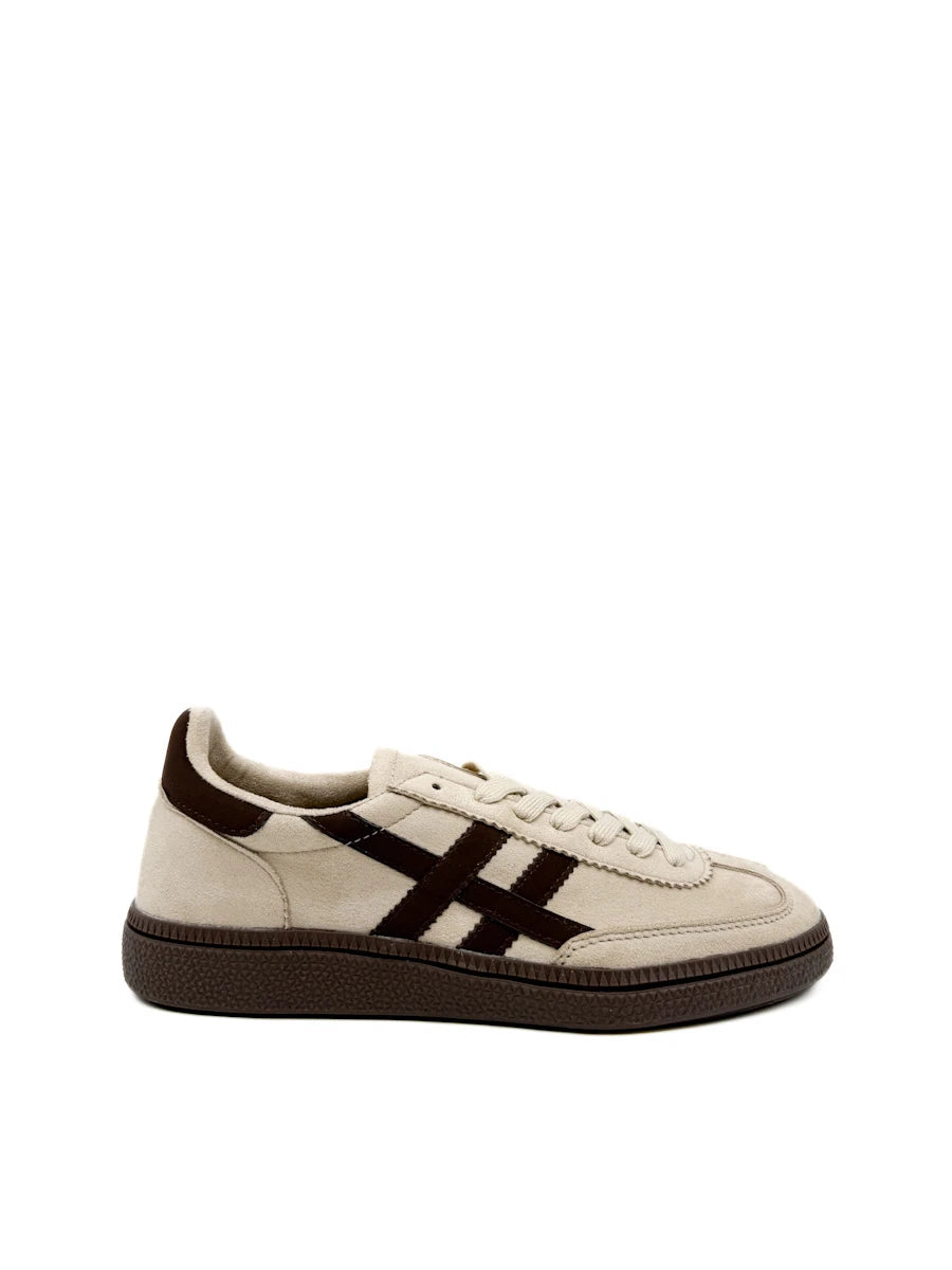 Zapatillas casual de antelina beige con franjas oscuras.