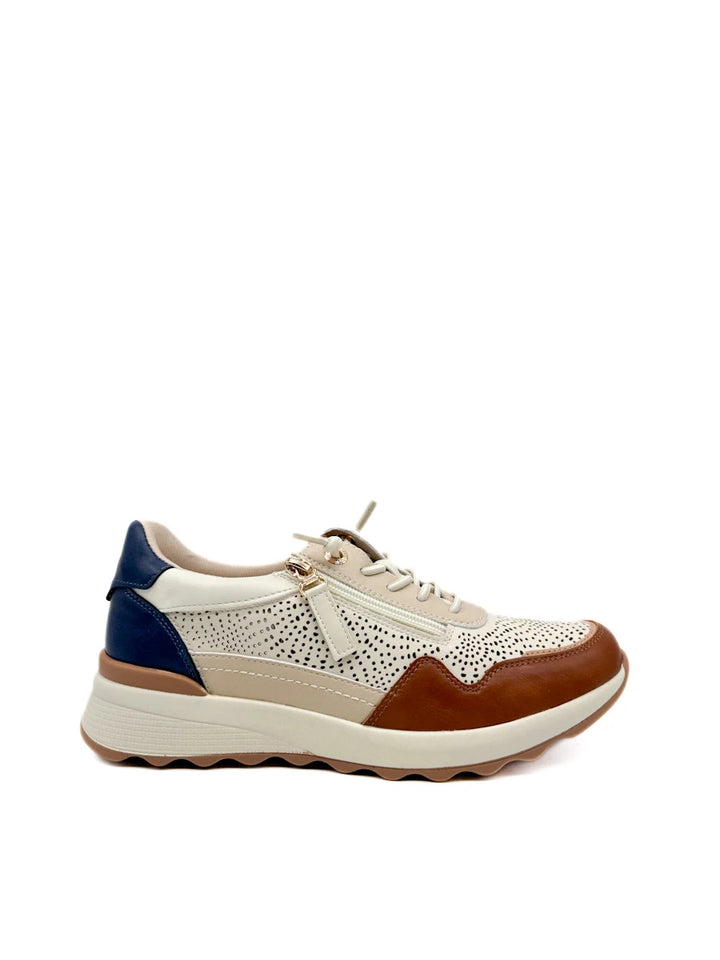 Zapatillas beige y cuero con microperforado y cremallera lateral.