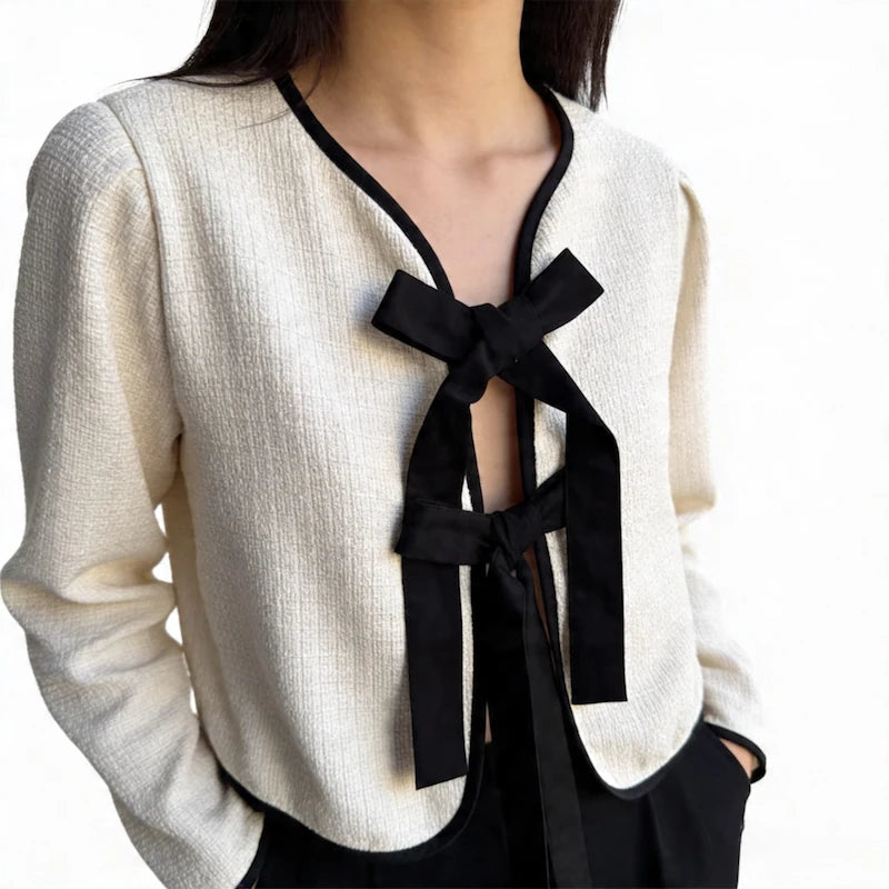 Chaqueta corta con lazo decorativo