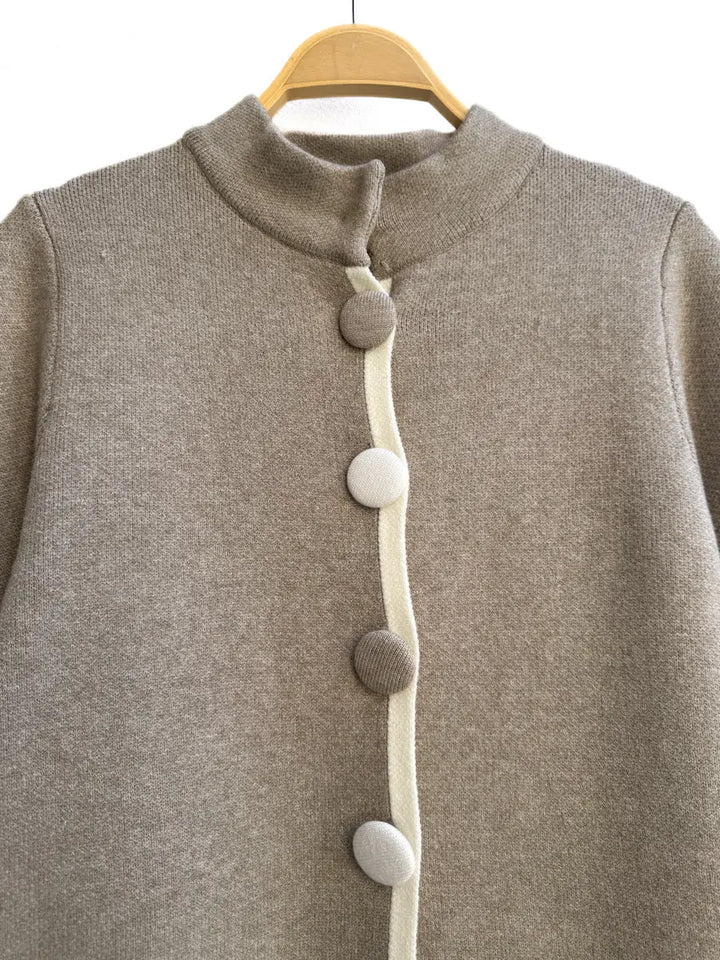Abrigo de punto con botones contrastantes