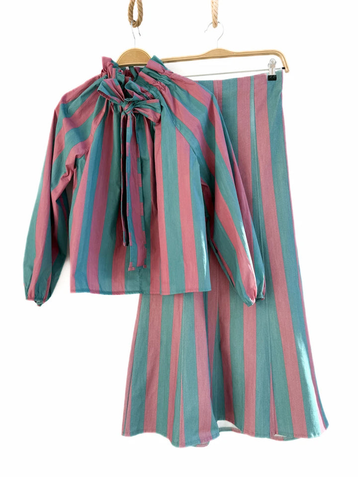 Blusa elegante de rayas verticales con lazo al cuello y manga larga