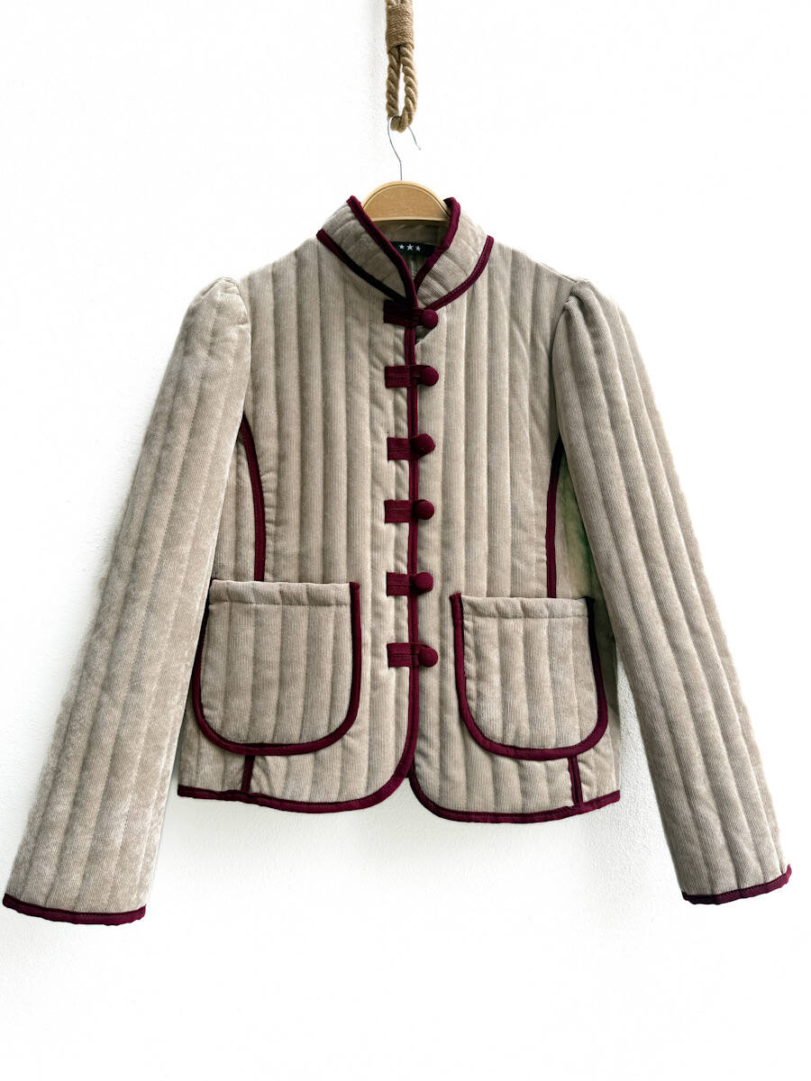 Chaqueta acolchada con detalles en contraste