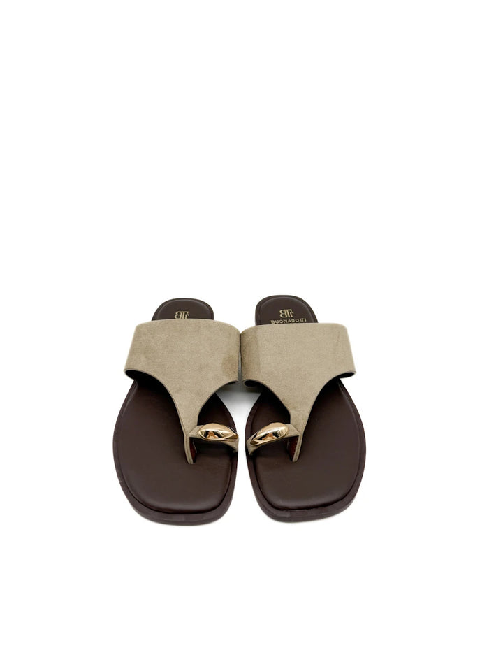 Sandalias Tipo Pala de Dedo con Detalle Metálico Dorado Mujer