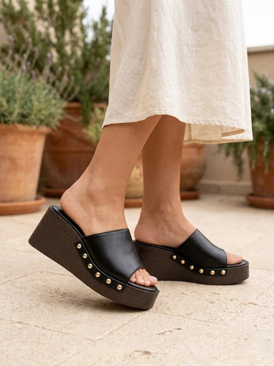 Sandalias de Cuña Tipo Zueco con Plataforma Efecto Madera y Tachuelas