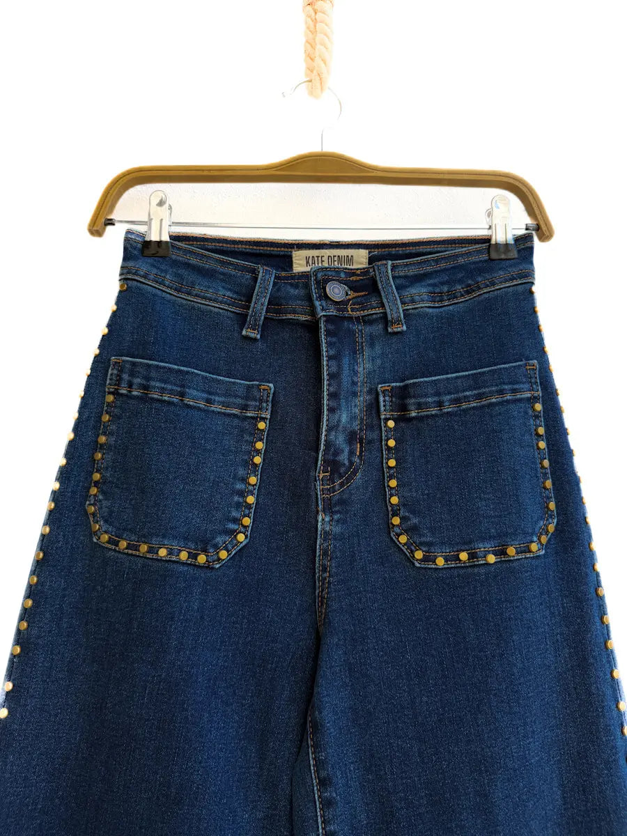 Jeans de Corte Ancho con Detalles Tachas Dorado Estilo Moderno y Elegante
