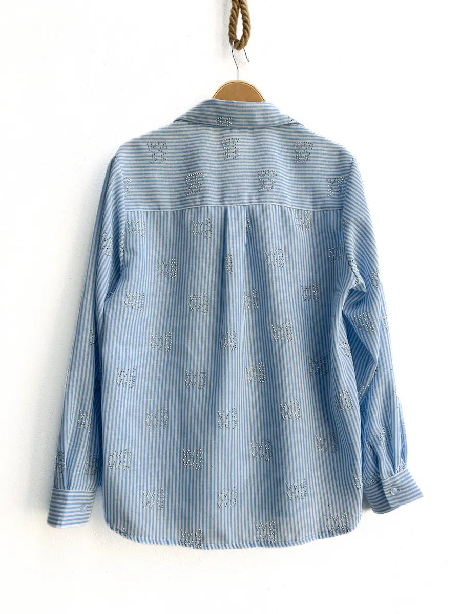 Camisa Celeste de Rayas con Detalles Bordados Brillantes