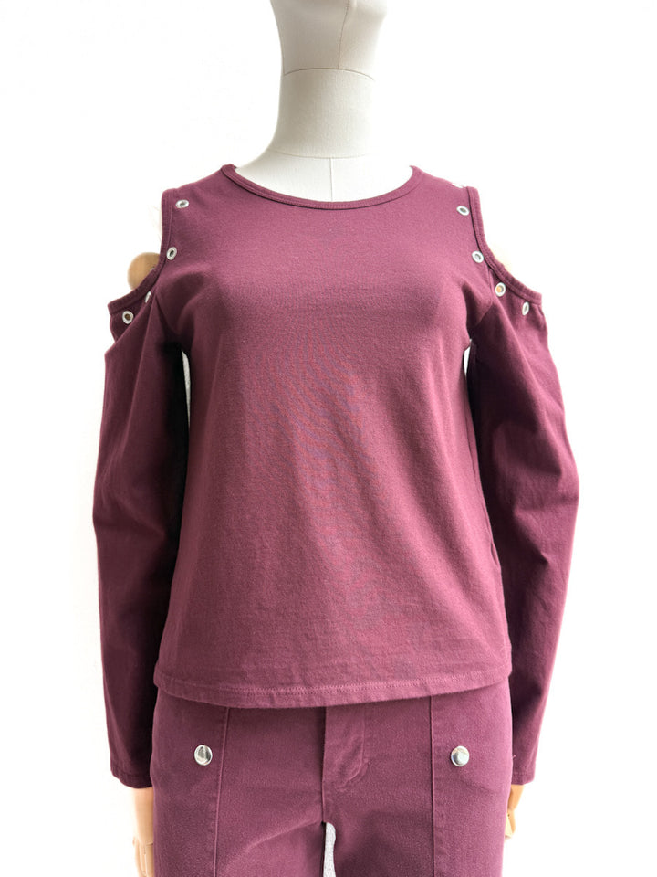 Camiseta con Cortes en Hombros y Detalles Metálicos