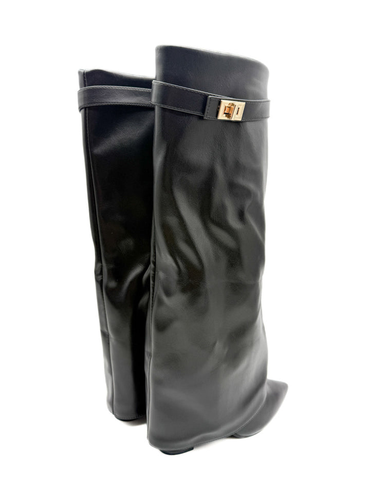 Bota Alta Negra con Tacón Cuadrado y Detalle Metálico Dorado