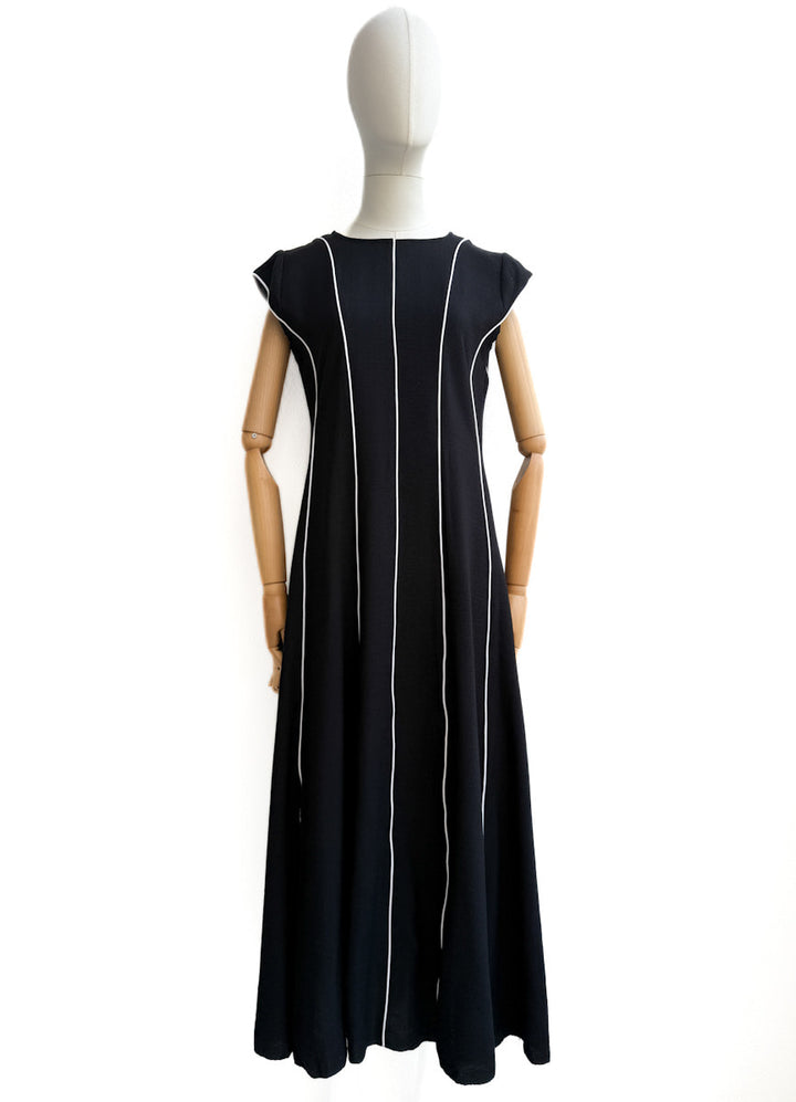 Vestido largo con líneas verticales en contraste – Disponible en varios colores