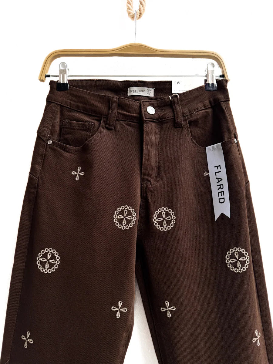 Denim Bordado Marrón Oscuro con Bajo Deshilachado