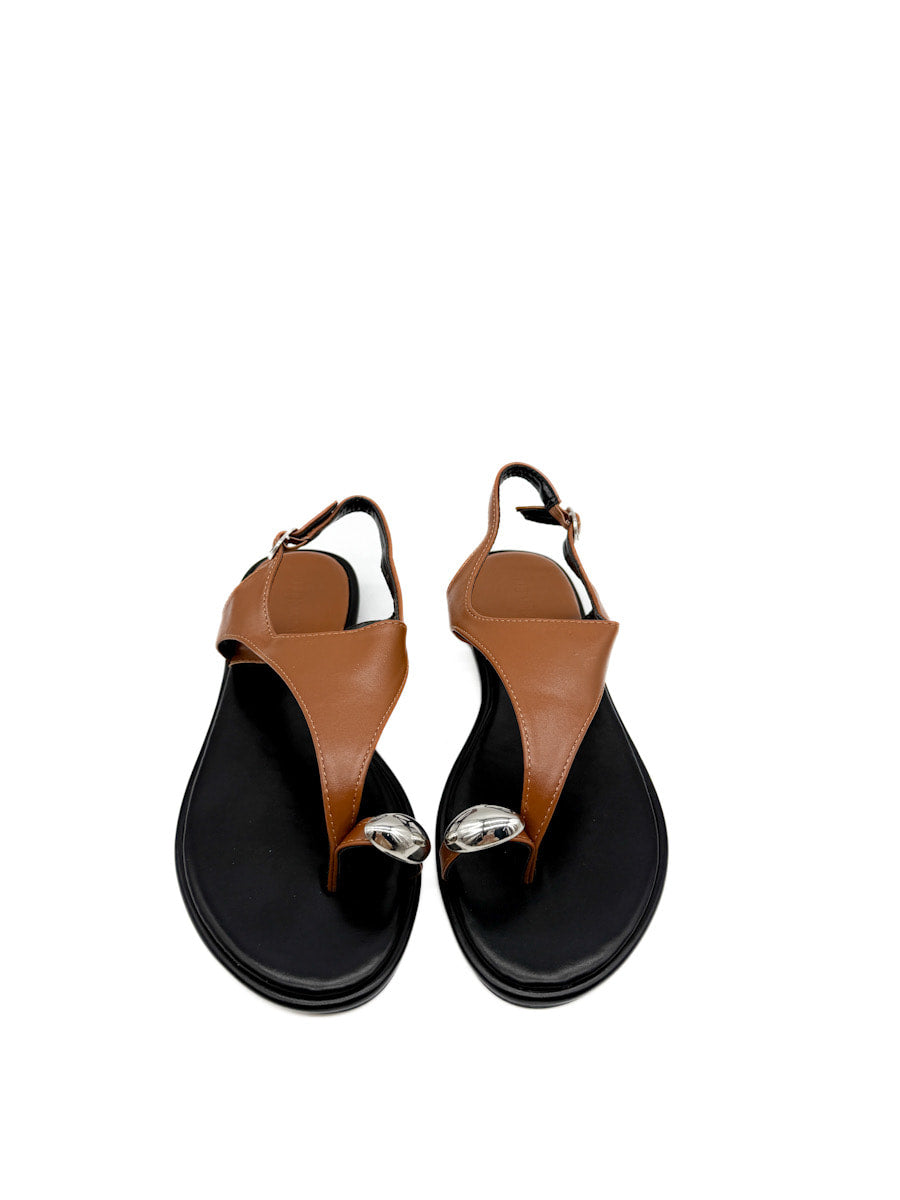 Sandalias Elegantes con Detalle Metálico y Correa Ajustable