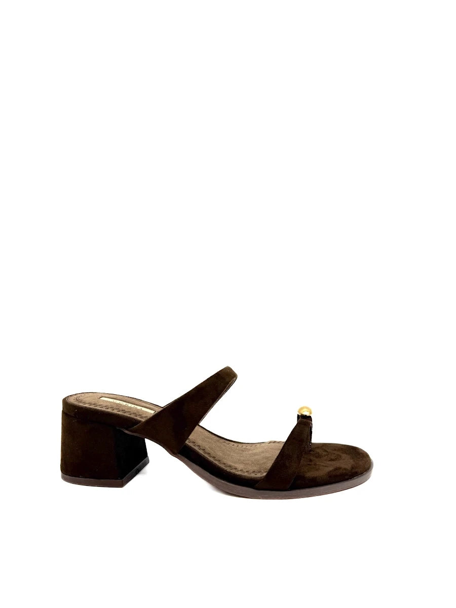 Sandalias Corina con tacón y detalle dorado.
