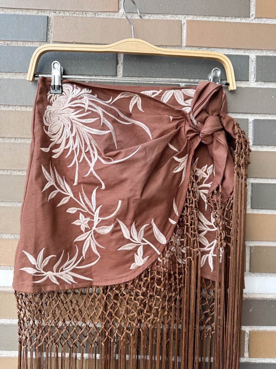 Falda Pareo con Flecos y Bordado Floral