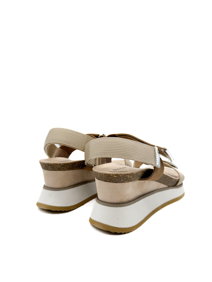 Sandalia Cuña con Plataforma Beige de Cierre de Velcro y Detalles Metálicos