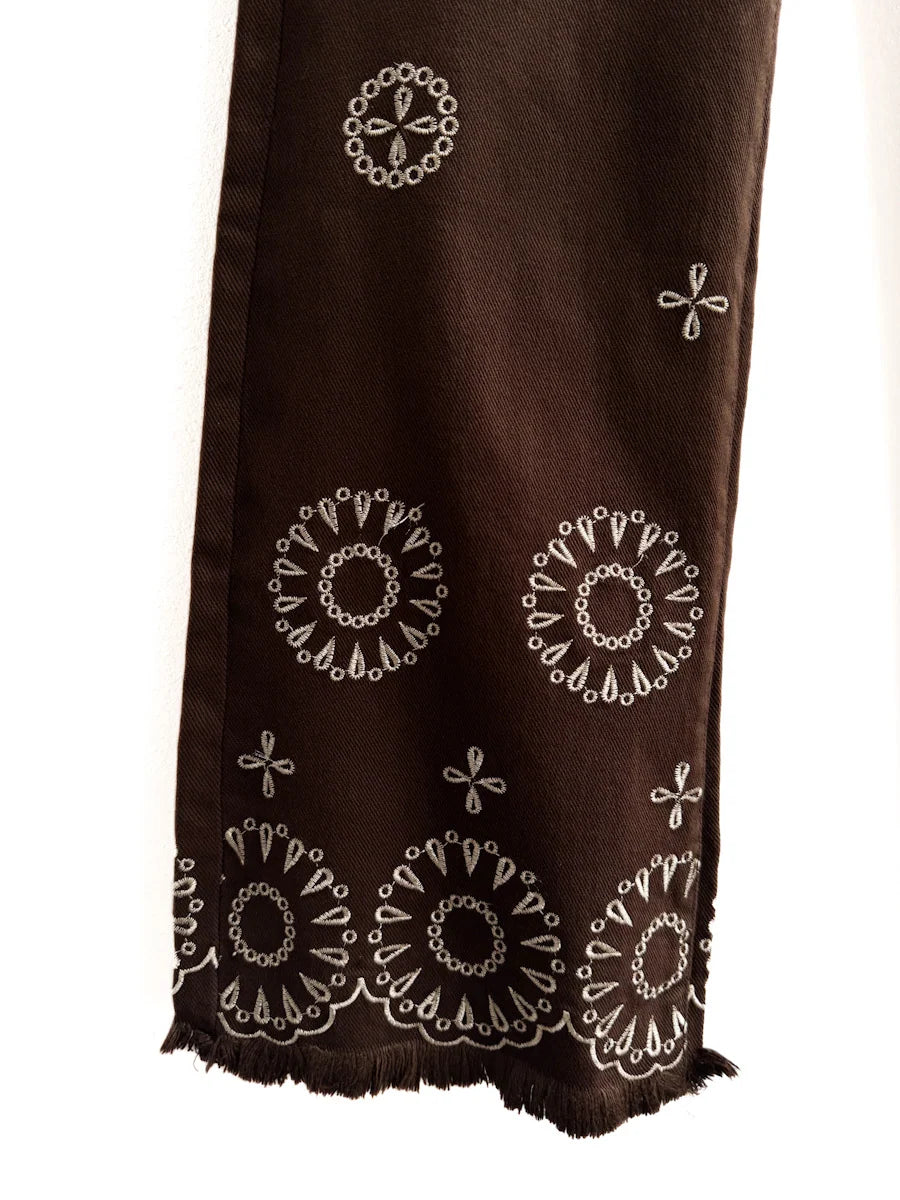 Denim Bordado Marrón Oscuro con Bajo Deshilachado