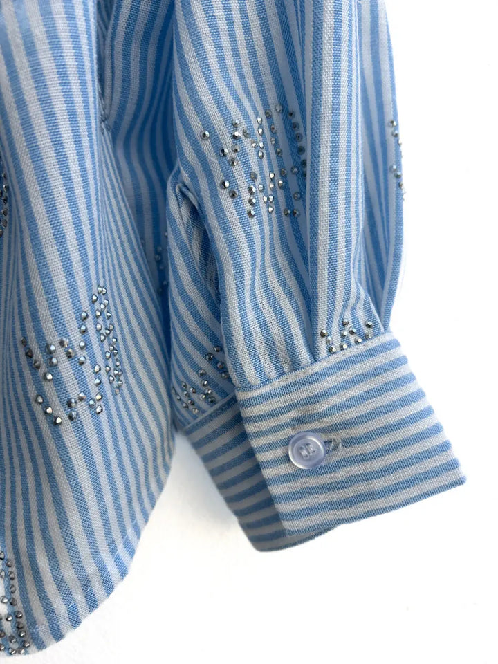 Camisa Celeste de Rayas con Detalles Bordados Brillantes