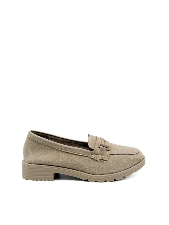 Mocasines de antelina beige con herraje metálico
