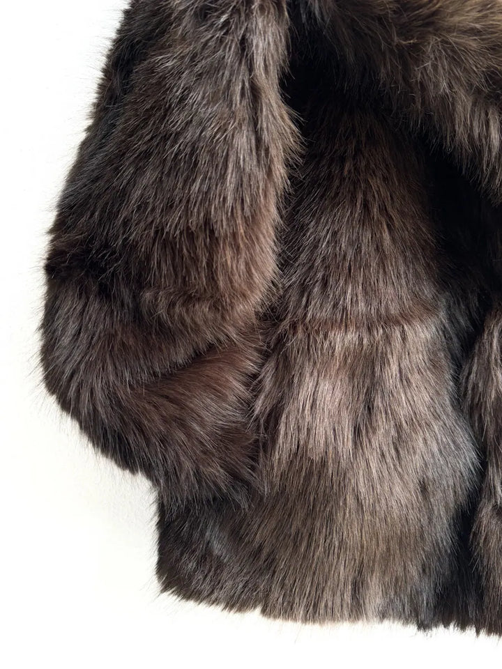 Abrigo corto efecto pelo color marrón