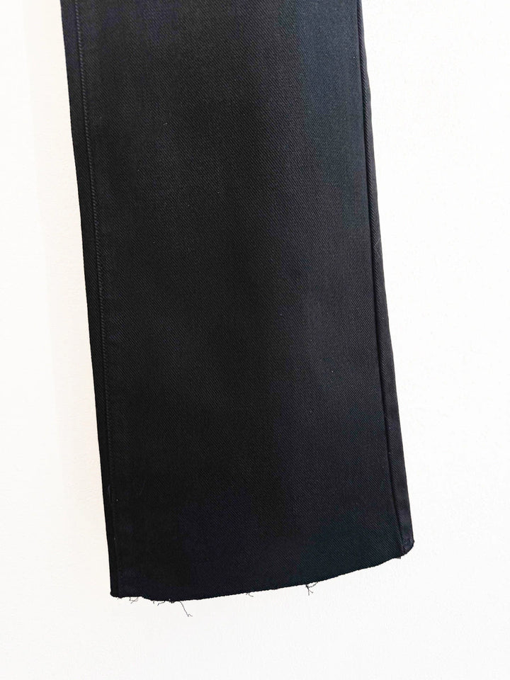 Pantalón de Mezclilla Negro de Corte Recto con Ligera Campana