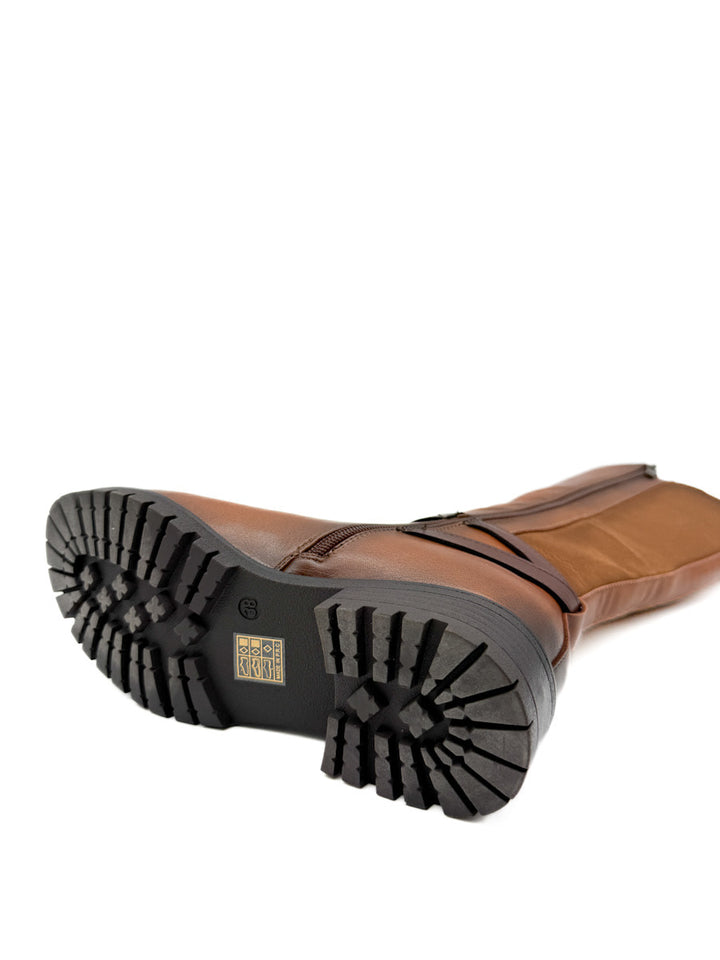 Botas de Caña Alta con Detalles Elásticos y Correa Ajustable.