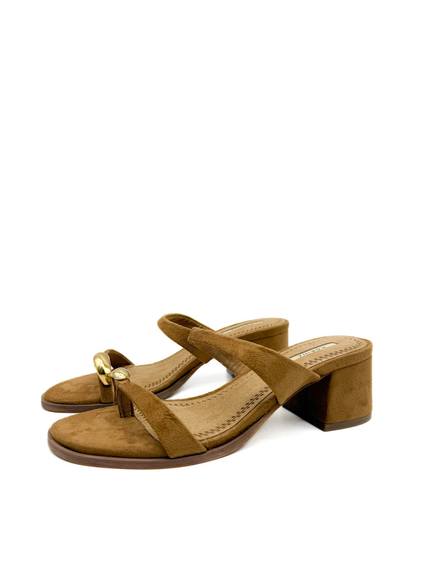 Sandalias de Tacón Bloque Corina con Detalle Dorado y Tira de Dedo