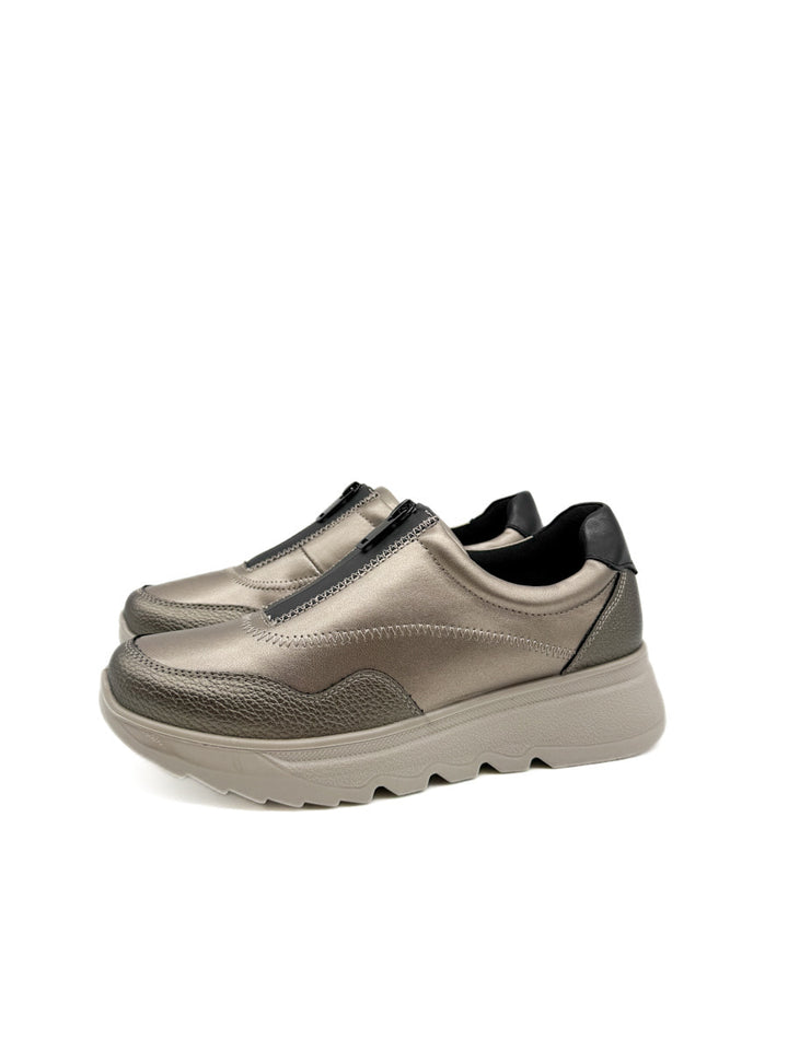 Zapatilla de Plataforma en Tono Metálico con Cremallera Frontal