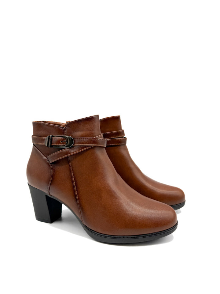 Botines con Hebilla Cruzada y Tacón Grueso: Elegancia y Comodidad en Cada Paso