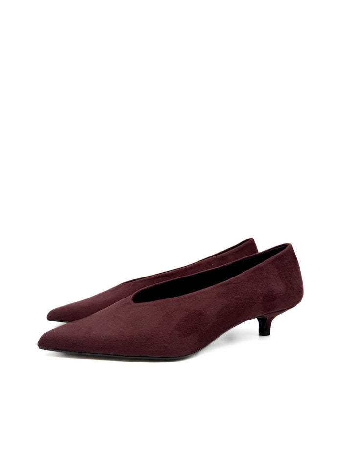 Zapato de Salón en Antelina con Tacón Sensato y Punta Afilada