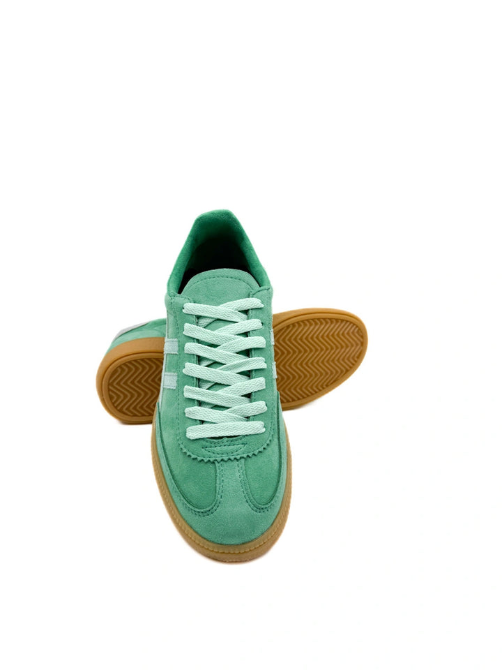 Zapatillas Corina Estilo Terrace con Detalles de Contraste y Suela Texturizada.