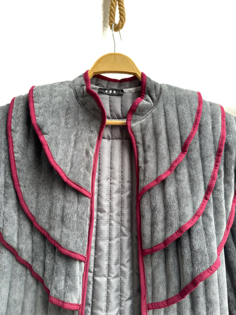 Chaqueta Acolchada con Diseño Escalonado en el Hombro