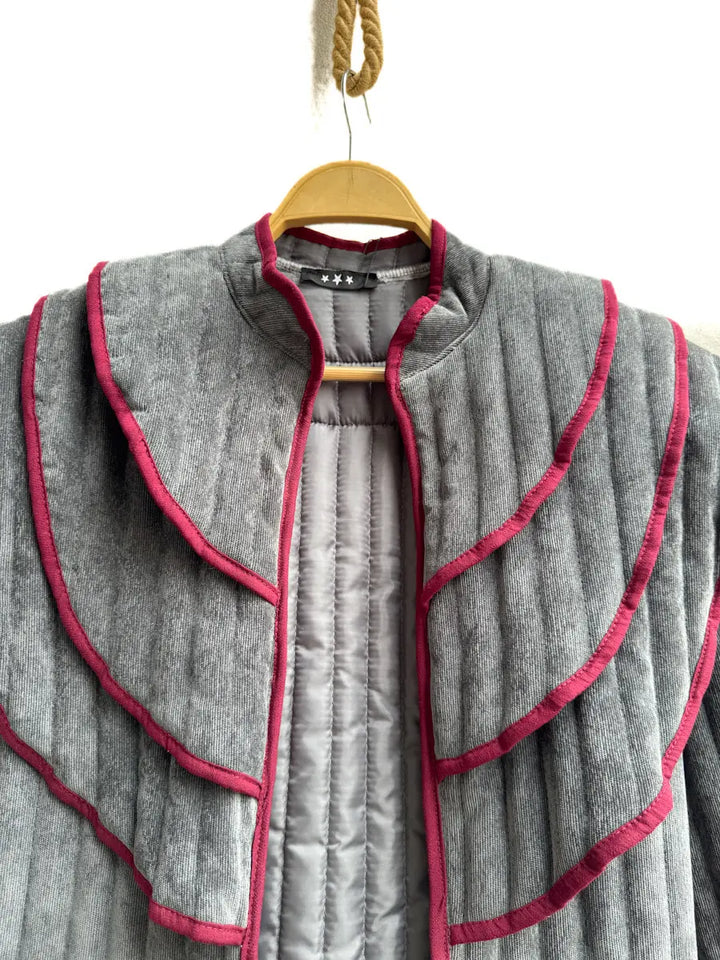 Chaqueta Acolchada con Diseño Escalonado en el Hombro